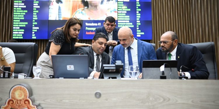 Os 41 vereadores foram divididos por partidos políticos em três blocos. Foto: Diego Caja – Dircom/CMM