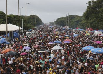 Brasília - Bloco de Carnaval Raparigueiros agita foliões em Brasília (Valter Campanato/Agência Brasil)