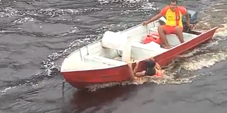 O acidente ocorreu na manhã deste domingo (19) e gerou muita tensão nos banhistas. Foto: Reprodução