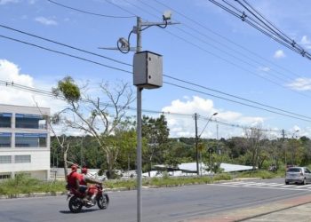 MANAUS (AM) – Após defender durante a leitura da mensagem à Câmara Municipal de Manaus (CMM) o retorno da fiscalização eletrônica, os chamados “corujinhas”, o prefeito David Almeida bateu o martelo nesta terça-feira (8). A decisão avaliou o aumento do número de acidentes de trânsito em Manaus.
De acordo com o Instituto Municipal de Mobilidade Urbana (IMMU), os trabalhos para contratar a empresa para operar o sistema já foram iniciados. O lançamento do edital, no entanto, ainda não foi informado. 
Já faz 8 anos que a capital está sem radares de velocidade. A prefeitura na gestão de Amazonino Mendes (Cidadania) anunciou em março de 2015 a quebra de contrato com a empresa responsável pelo serviço, logo após denúncia do Ministério Público sobre supostas irregularidades nas licitações. Foto: Reprodução