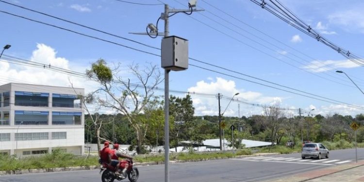 MANAUS (AM) – Após defender durante a leitura da mensagem à Câmara Municipal de Manaus (CMM) o retorno da fiscalização eletrônica, os chamados “corujinhas”, o prefeito David Almeida bateu o martelo nesta terça-feira (8). A decisão avaliou o aumento do número de acidentes de trânsito em Manaus.
De acordo com o Instituto Municipal de Mobilidade Urbana (IMMU), os trabalhos para contratar a empresa para operar o sistema já foram iniciados. O lançamento do edital, no entanto, ainda não foi informado. 
Já faz 8 anos que a capital está sem radares de velocidade. A prefeitura na gestão de Amazonino Mendes (Cidadania) anunciou em março de 2015 a quebra de contrato com a empresa responsável pelo serviço, logo após denúncia do Ministério Público sobre supostas irregularidades nas licitações. Foto: Reprodução