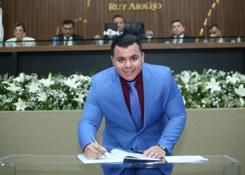 O deputado eleito resolveu fazer um discurso na tribuna, mas chamou a atenção por esquecer de vários 'S'. Foto: Divulgação/ALE-AM