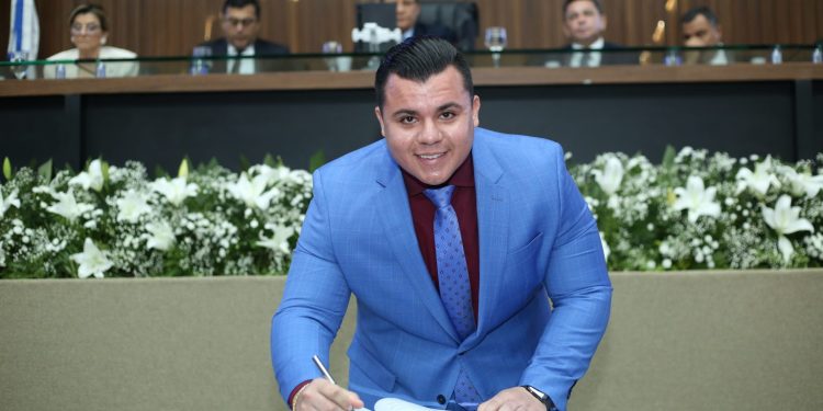 O deputado eleito resolveu fazer um discurso na tribuna, mas chamou a atenção por esquecer de vários 'S'. Foto: Divulgação/ALE-AM