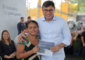 Pelo menos 300 mil famílias amazonenses recebem o benefício, que assegura crédito de R$ 150 mensais. Foto: Diego Peres/Secom