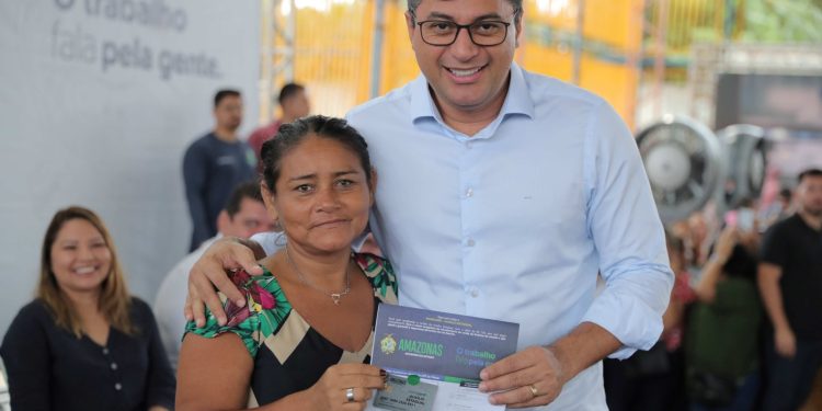 Pelo menos 300 mil famílias amazonenses recebem o benefício, que assegura crédito de R$ 150 mensais. Foto: Diego Peres/Secom