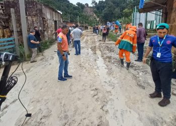 As equipes da Semulsp foram acionadas para realizar a remoção da terra e dos entulhos. Foto: Divulgação / Semulsp