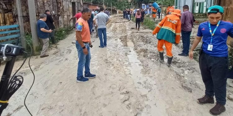 As equipes da Semulsp foram acionadas para realizar a remoção da terra e dos entulhos. Foto: Divulgação / Semulsp