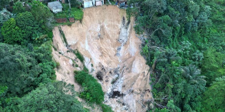 O prefeito David Almeida decretou o estado de calamidade pública. Foto: Dhyeizo Lemos / Semcom