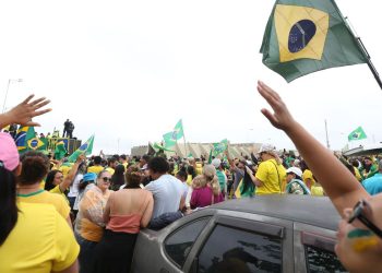 Manifestantes se reúnem em frente ao QG do Exército em Brasília