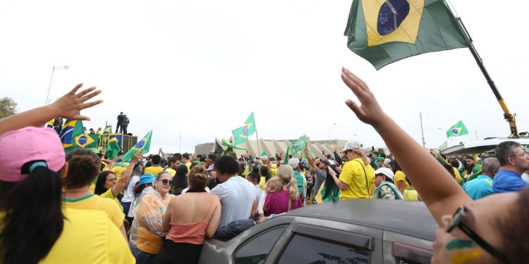 Manifestantes se reúnem em frente ao QG do Exército em Brasília