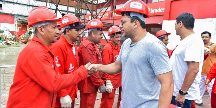 O governador agradeceu ao empenho dos trabalhadores que fazem a festa acontecer. Foto: Janailton Falcão / Secom