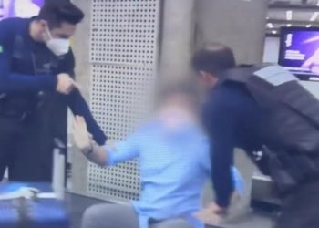 O suspeito se entrega aos policiais com as mãos ao alto. Foto: Reprodução/Instagram