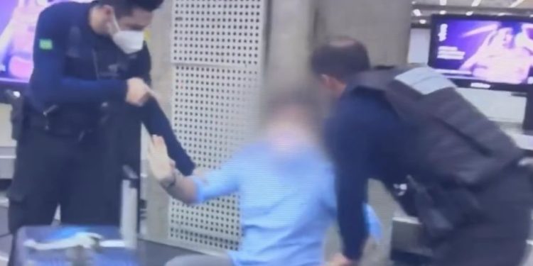 O suspeito se entrega aos policiais com as mãos ao alto. Foto: Reprodução/Instagram