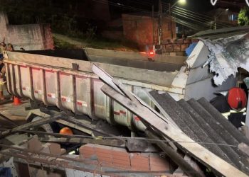 O acidente ocorreu na noite desta segunda-feira (20) quando o caminhão desceu a ladeira. Foto: Reprodução