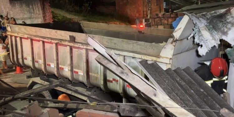 O acidente ocorreu na noite desta segunda-feira (20) quando o caminhão desceu a ladeira. Foto: Reprodução