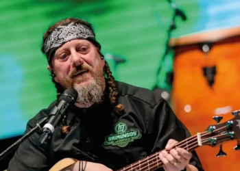 O baixista teria sofrido uma queda decorrente de um desmaio. Foto: Reprodução