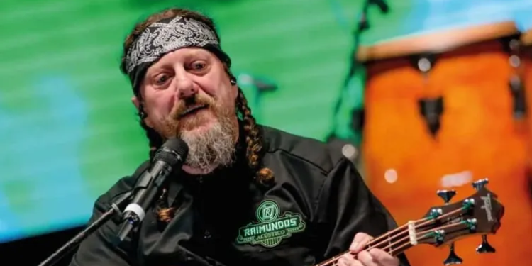 O baixista teria sofrido uma queda decorrente de um desmaio. Foto: Reprodução