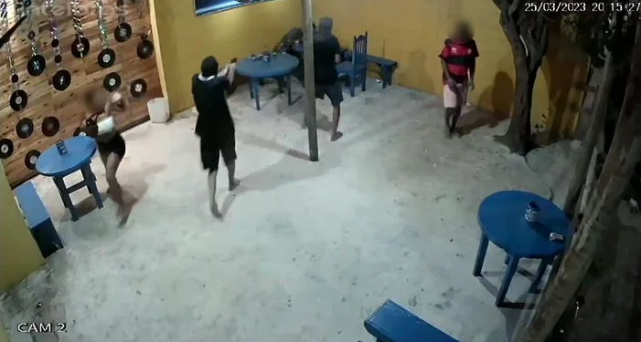 Os homens não foram identificados e estavam encapuzados. Foto: Reprodução