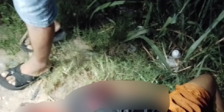 O crime ocorreu na noite desta quinta-feira (23) e os assassinos se certificaram que a vítima estava morta. Foto: Reprodução