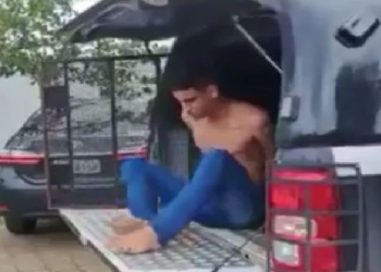 A vítima acordou com o homem sobre ela. Foto: Reprodução