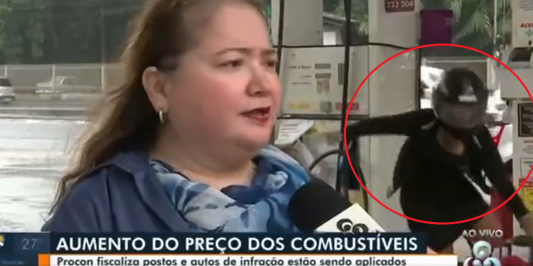 Com a queda, o cinegrafista teve que virar a câmera, Foto: Reprodução