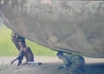 O que tava rolando? Os dois estavam descamisado e saíram correndo. Foto: Reprodução