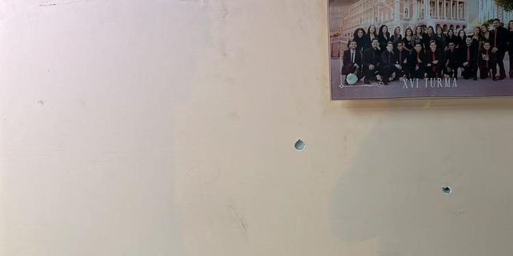 O crime ocorreu na noite desta quinta-feira (16) e vários tiros ficaram na parede. Foto: Divulgaçãao