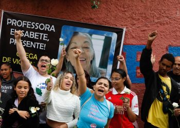 São Paulo (SP), 28/03/2023 - Alunos da escola estadual Thomazia Montoro e secundaristas do movimento estudantil prestam homenagens às vítimas do ataque, na porta da escola, em Vila Sônia. Foto: Fernando Frazão/Agência Brasil