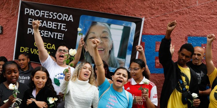 São Paulo (SP), 28/03/2023 - Alunos da escola estadual Thomazia Montoro e secundaristas do movimento estudantil prestam homenagens às vítimas do ataque, na porta da escola, em Vila Sônia. Foto: Fernando Frazão/Agência Brasil