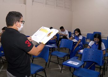 Professor dá aula em Manaus