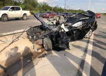 O motorista colidiu com um poste de iluminação. Foto: Divulgação