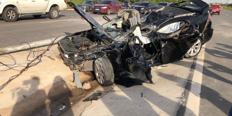 O motorista colidiu com um poste de iluminação. Foto: Divulgação