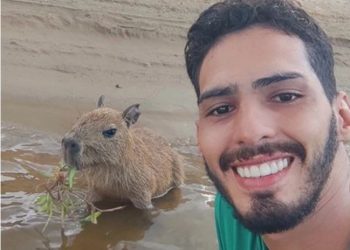 Agenor vive em Autazes, numa casa flutuante, na beira do rio com vários animais da região. Foto: Reprodução