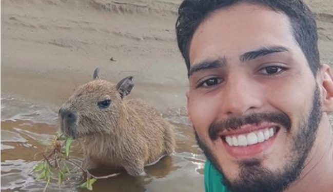 Agenor vive em Autazes, numa casa flutuante, na beira do rio com vários animais da região. Foto: Reprodução