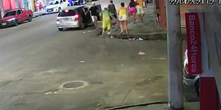 Uma câmera de segurança flagrou o momento do roubo. Foto: Reprodução