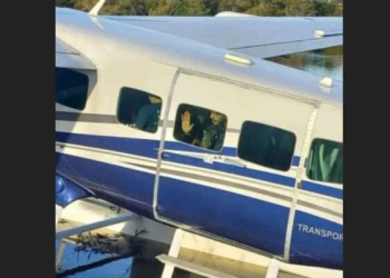 Os dois foram flagrados em um avião de pequeno porte. Foto: Reprodução