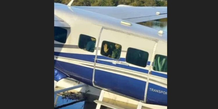Os dois foram flagrados em um avião de pequeno porte. Foto: Reprodução