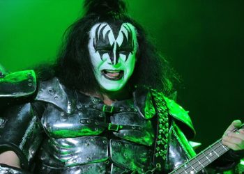 Gene teve que parar para beber água e se recuperar. Foto: Reprodução