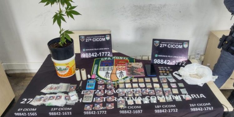 Até um pé supostamente de maconha foi encontrado no local. Foto: Reprodução