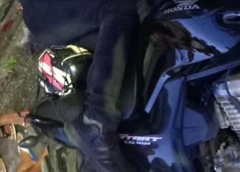 O homem caiu ainda em cima da moto e morreu. Foto: Divulgação