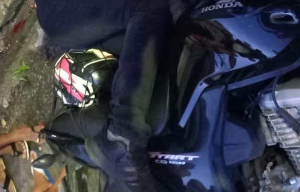 O homem caiu ainda em cima da moto e morreu. Foto: Divulgação