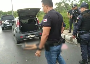 O homem parou para olhar o pneu. Foto: Reprodução