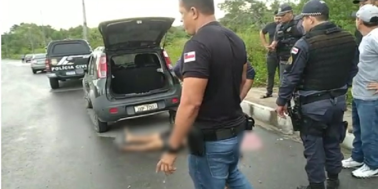 O homem parou para olhar o pneu. Foto: Reprodução