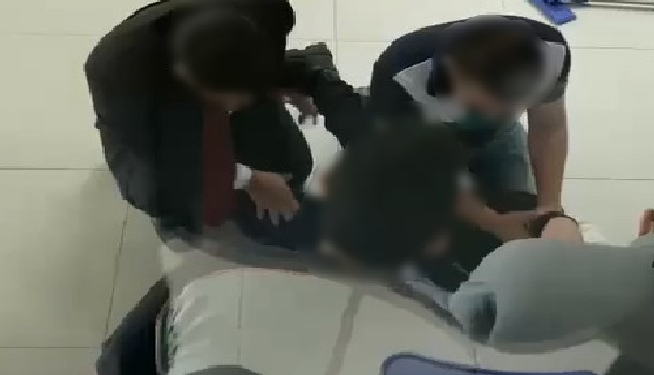 O aluno foi imobilizado e a polícia foi acionada. Foto: Reprodução