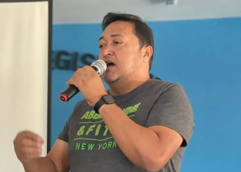 O prefeito estava no sofá. Foto: Reprodução