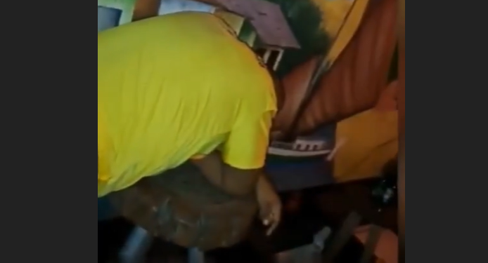 Não deu tempo de chegar ao banheiro e o homem se sujou. Foto: Reprodução