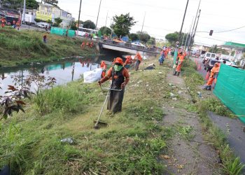 A iniciativa envolveu serviços de poda, capina e retirada do lixo acumulado no córrego. Foto: Valdo Leão / Semulsp