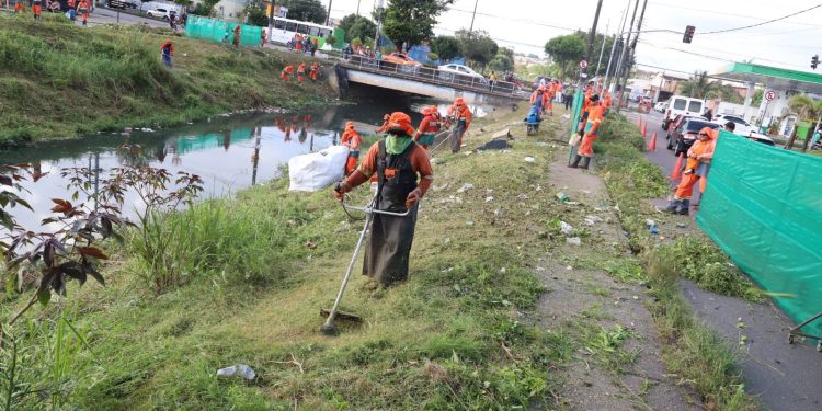A iniciativa envolveu serviços de poda, capina e retirada do lixo acumulado no córrego. Foto: Valdo Leão / Semulsp