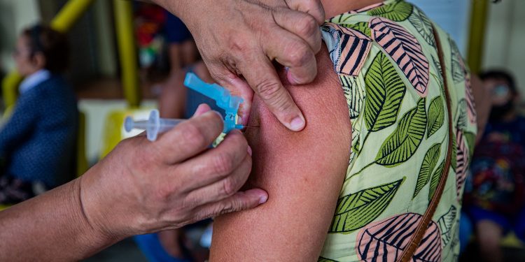 Apenas três dos sete grupos prioritários apresentam cobertura vacinal dentro do esperado. Foto: Guilherme Silva / Semsa