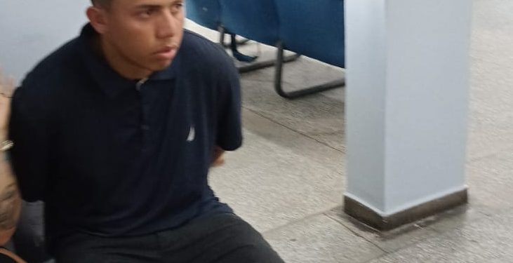 Deu ruim. Ele foi encaminhado para a delegacia. Foto: Divulgação/PM